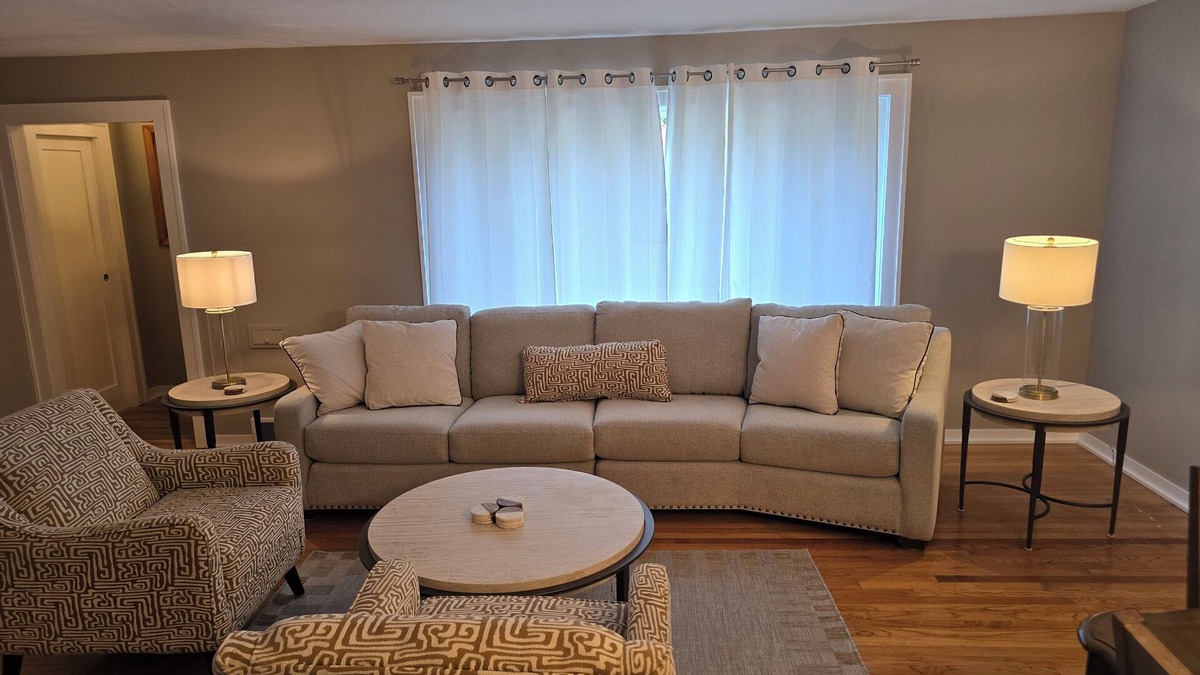 Benson House | Spacious and Charming 3-bedroom house with WiFi, AC in beautiful Omaha