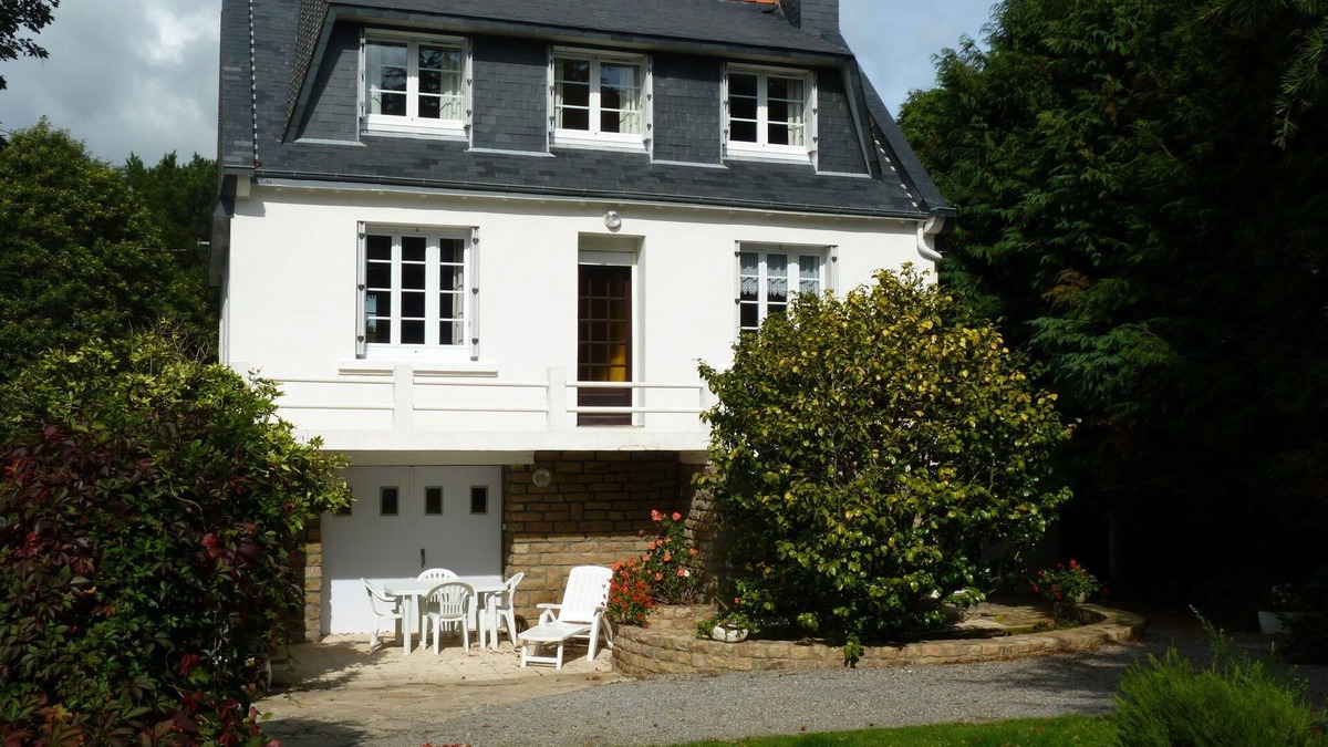 Concarneau House | Spacious and comfortable house in a mature garden. Wireless