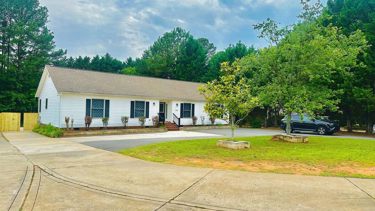 Ballantyne House | Spacious and Comfortable House