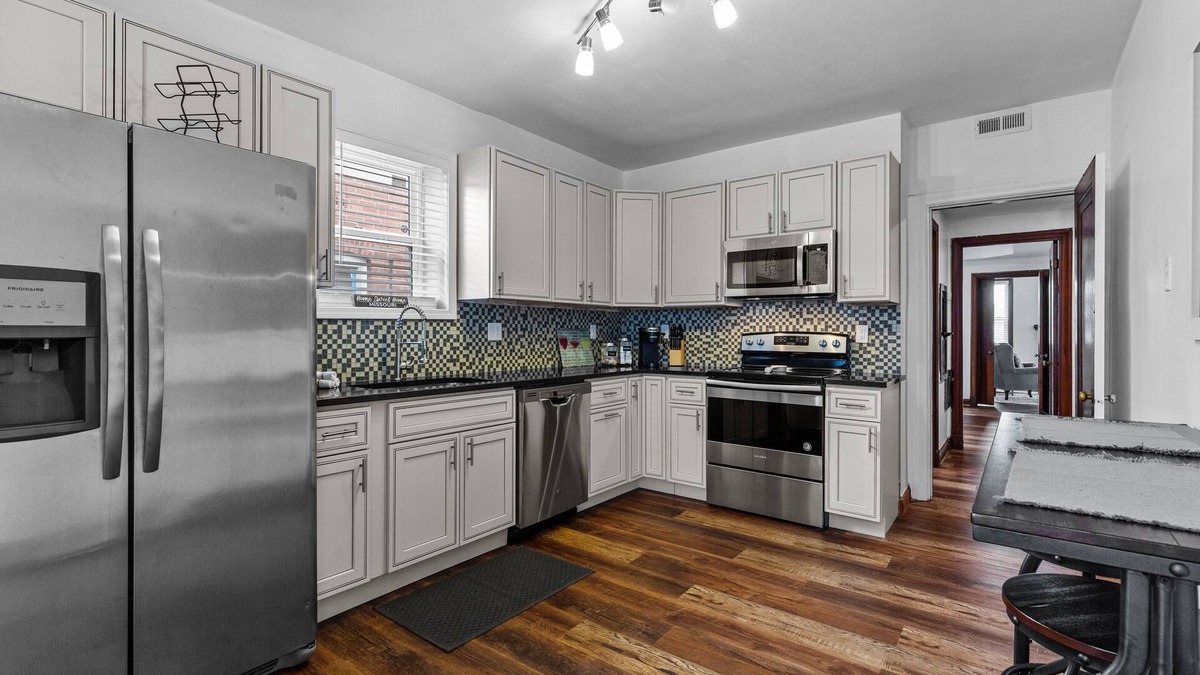 The Southampton House | ☆Spacious and Comfy☆Central Location☆Near Downtown