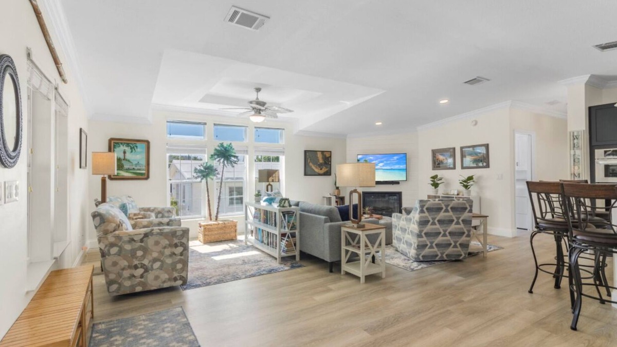 Truckland House | Spacious and cozy! 3 min from beaches, Prime location with shopping & dining!