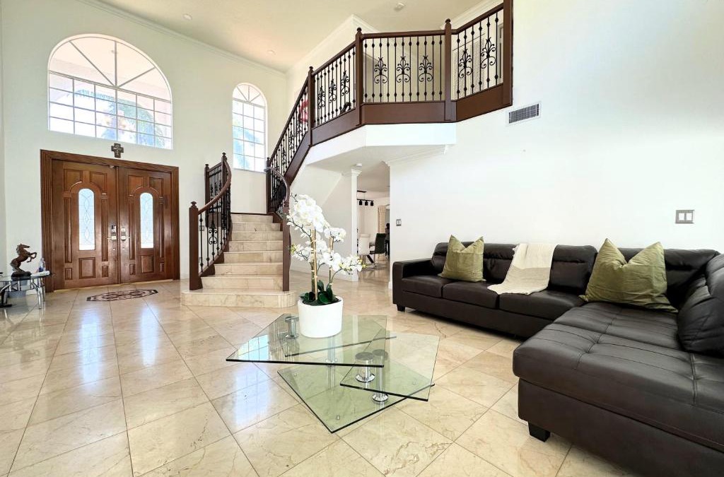 Country Walk House | Spacious and Luxurious 4bd 3br House Pool Tub BBQ Private