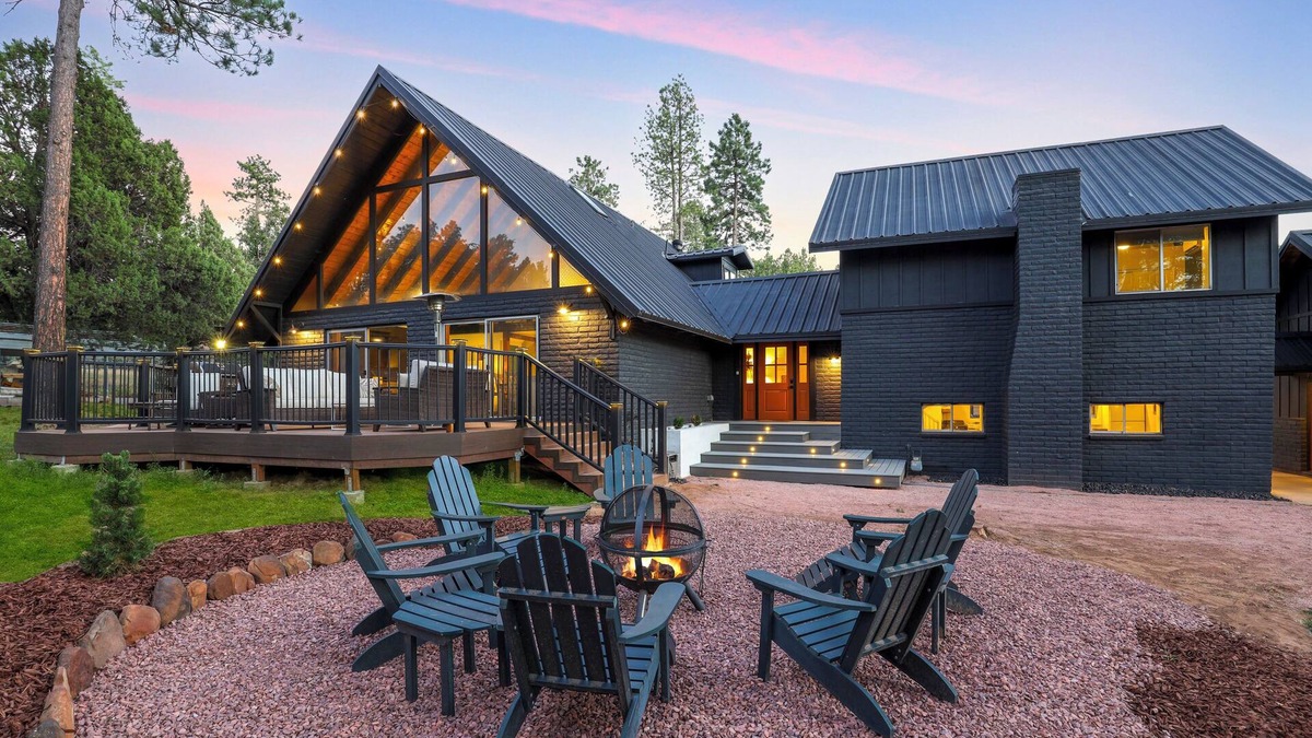 Strawberry Ski Chalet | Spacious and Modern Pet-Friendly Chalet in the Pines—perfect for large groups!