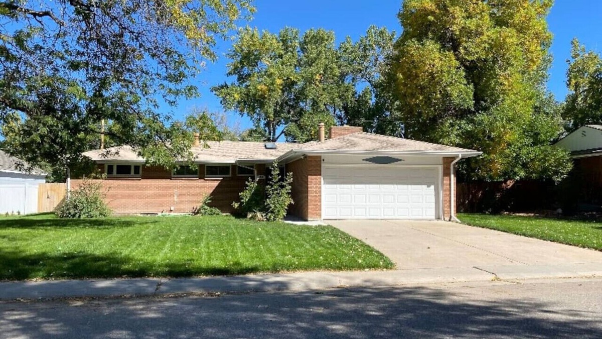 Littleton House | Spacious and Quiet Home in Centennial