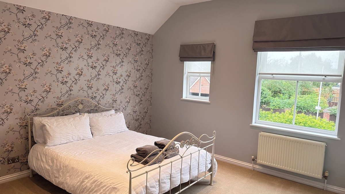 Pettits House | Spacious and relaxing 4 Bed Home close to Town Centre Shops & Elizabeth Line