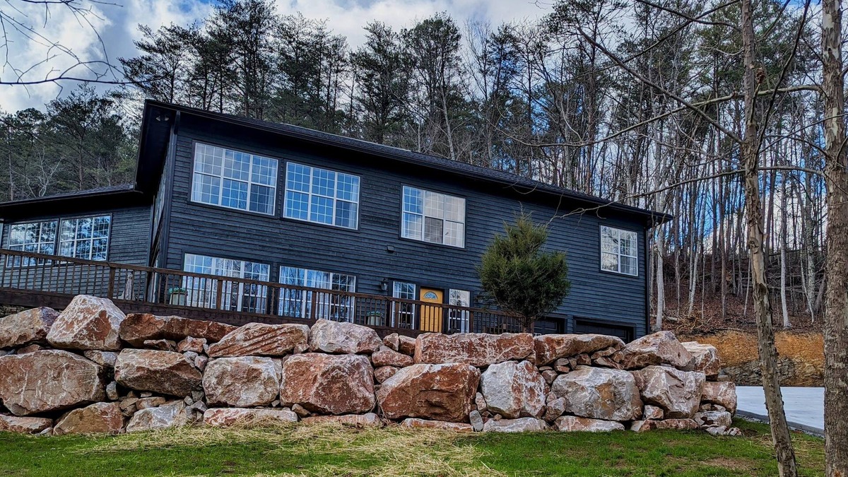 Maryville House | Spacious and Serene Smoky Mountain Retreat- the Perfect Launch for the Dragon!