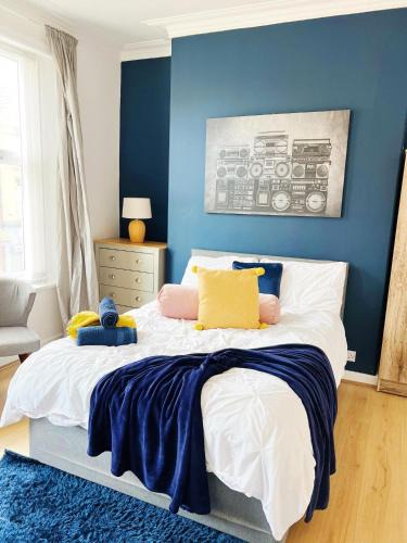 Anfield Apartment | Spacious Anfield Apartment Next to LFC With Netflix Sleeps 9 Perfect For Large Groups
