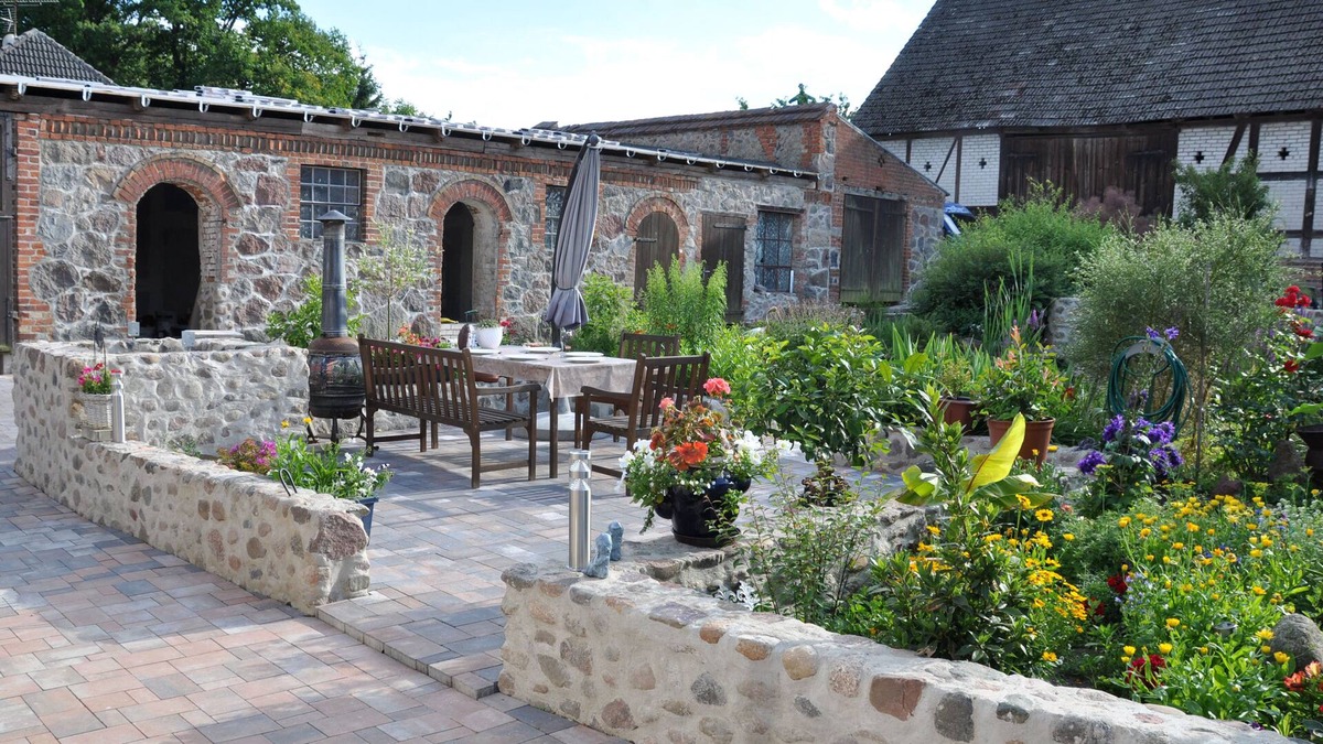 Linow Apartment | spacious apartment in an old 4-sided courtyard in an absolutely quiet location