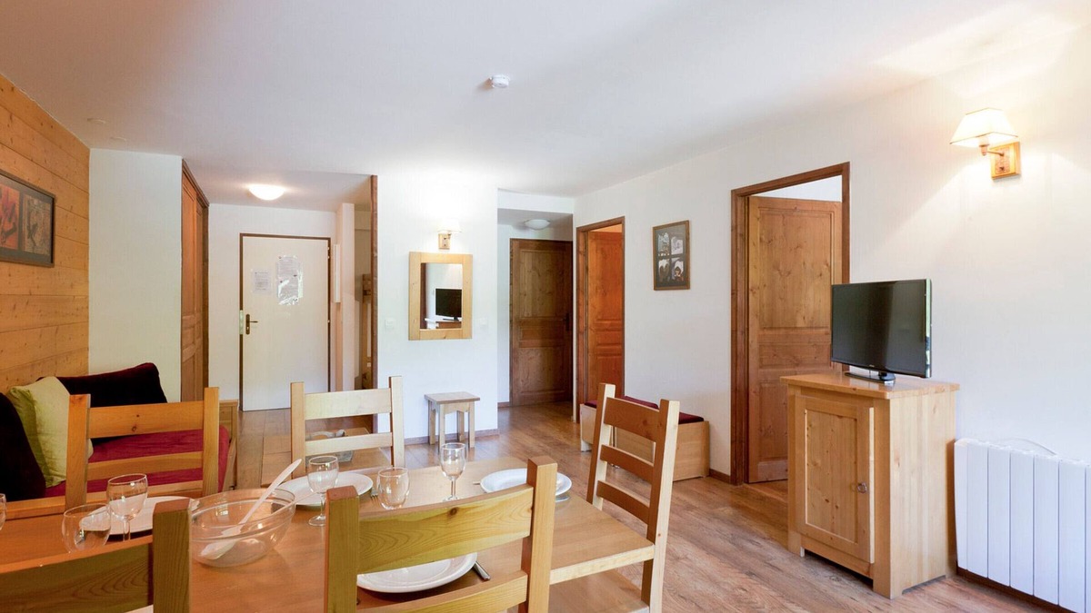 Brides-les-Bains Apartment | Spacious Apartment for 8 with Balcony, Parking, Ski Locker, and Wi-Fi in Brides-les-Bains