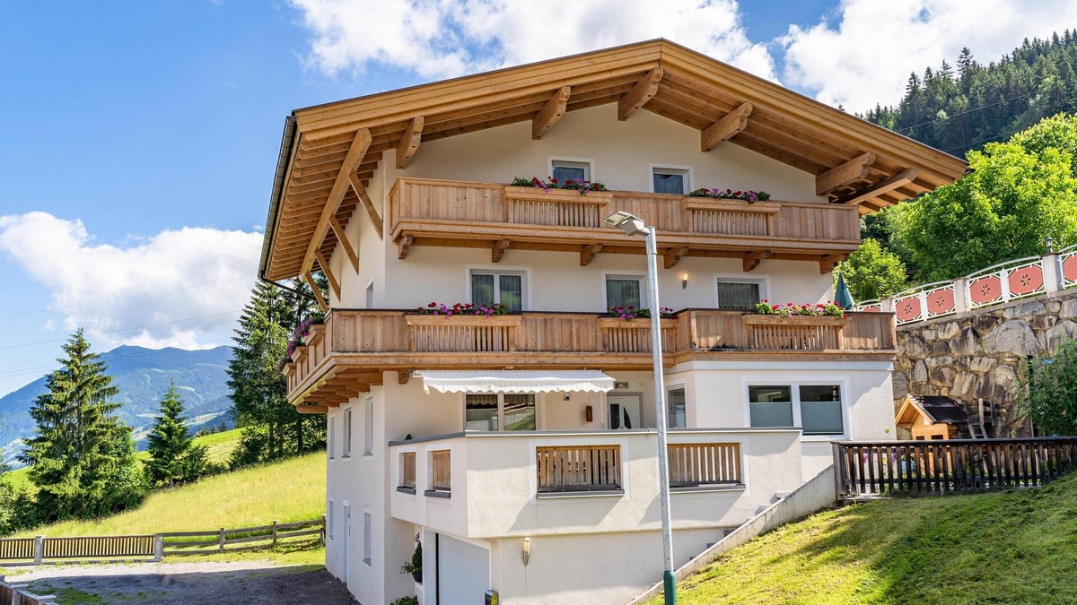 Gerlosbergeben Apartment | Spacious apartment with 2 balconies and views