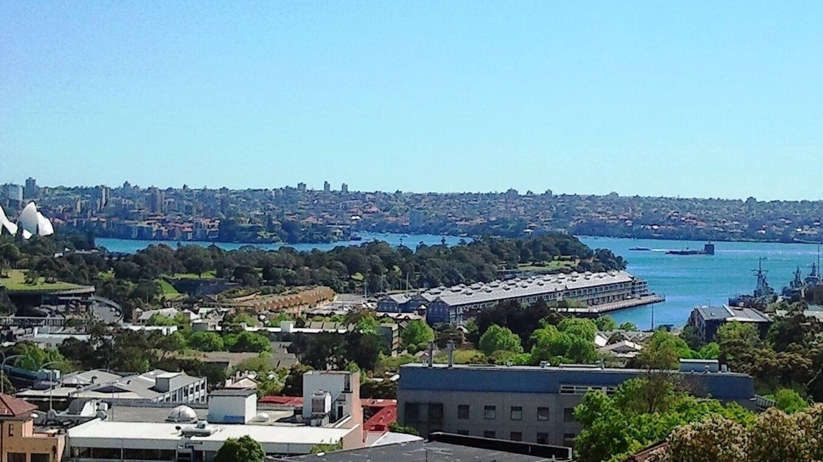 Darlinghurst Apartment | Spacious apartment with stunning harbour view