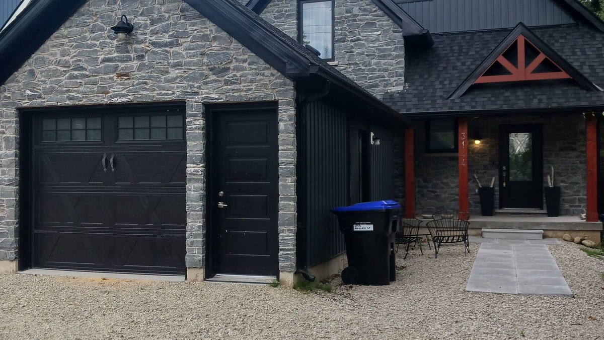 Wasaga Beach Apartment | Spacious Apartment, 4 minute walk to Beach!