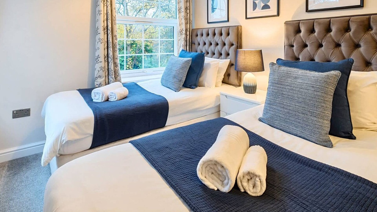 Rushmoor District Apartment | Spacious Apartment, 6 Adults, Smart TV, WiFi