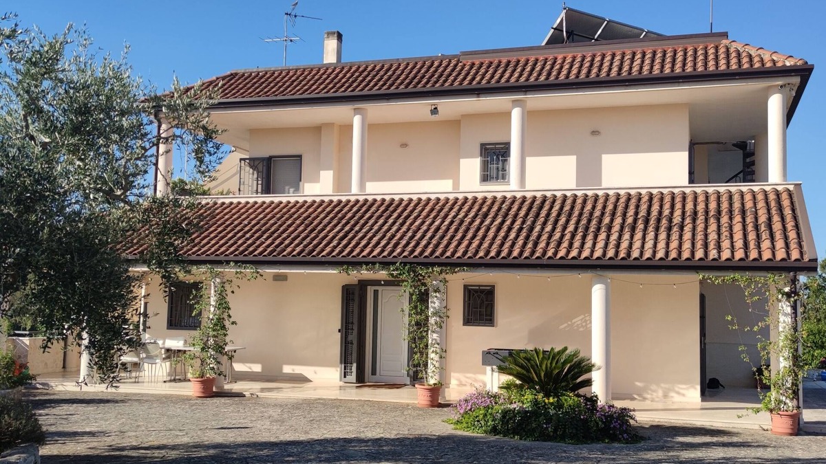 Noci Apartment | Spacious apartment in country villa with pool, Noci, near Alberobello