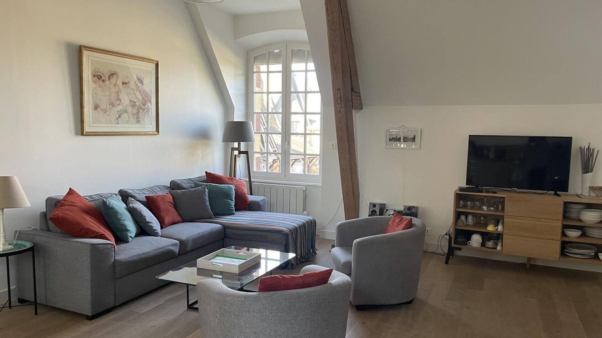 Trevol Cottage | Spacious Apartment in Renovated Castle Estate with Garden Access and Modern Amenities