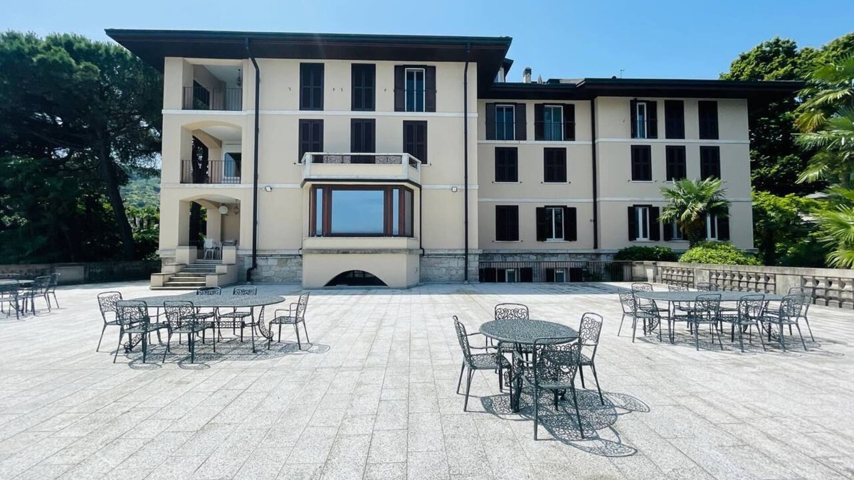 Carciano Apartment | Spacious apartment in Stresa with panoramic views and a terrace by the water