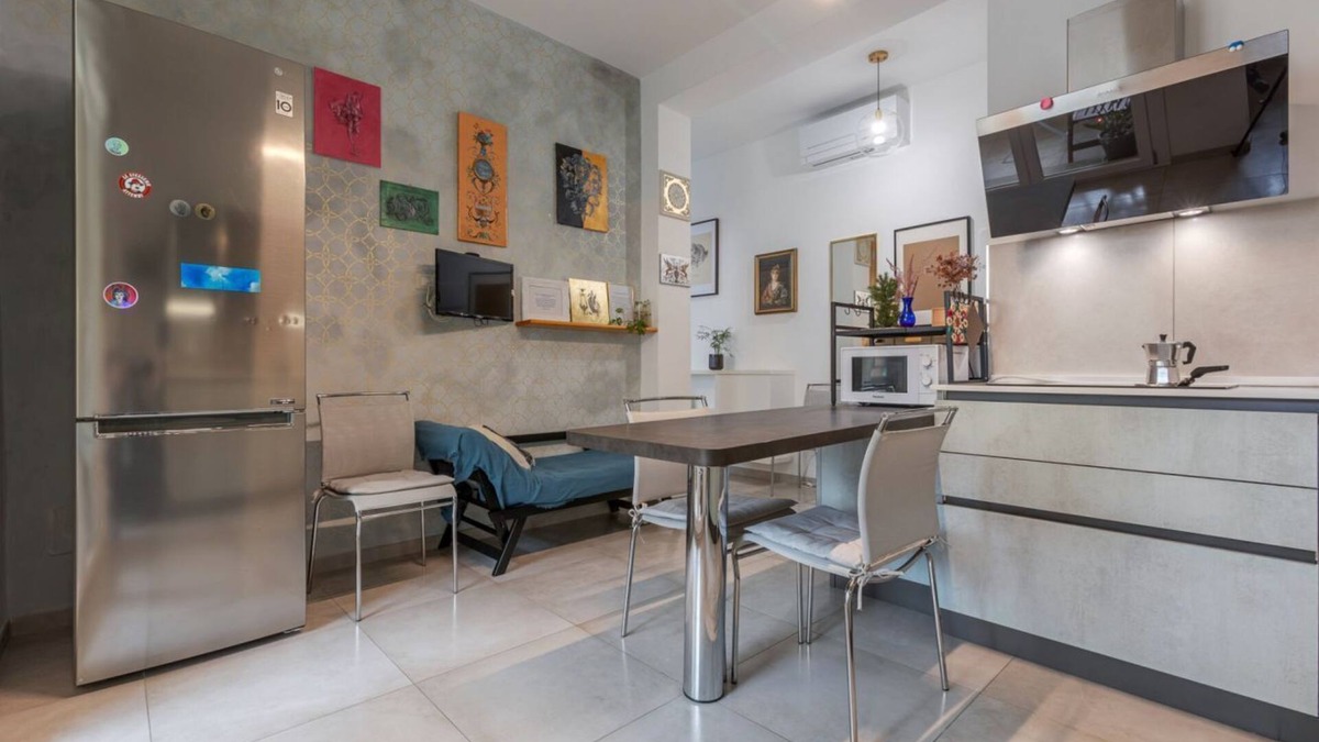 San Donato Apartment | Spacious apartment perfect for 3 people, located in the San Donato district and equipped with all comforts including an equipped balcony. Strategic location just a few minutes from the Fiera, the Tecnopolo, the Unipol and the ring road. Perfect for those