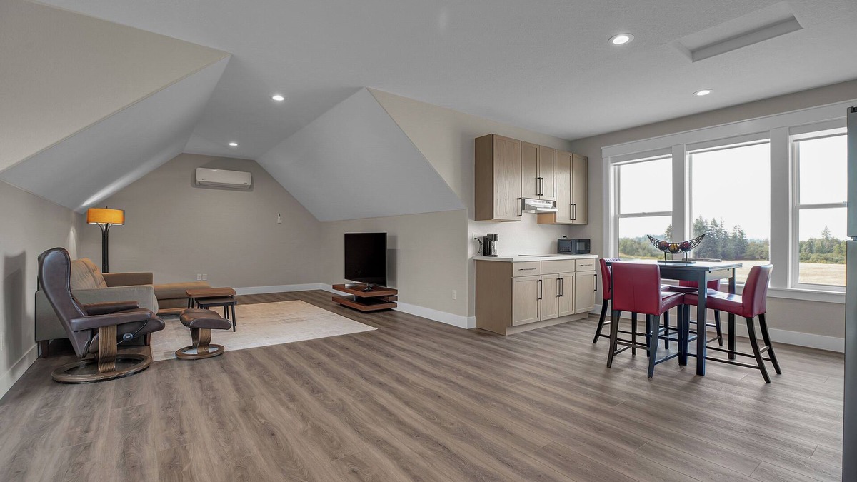 Oregon City Apartment | Spacious apartment with stunning views in Oregon City