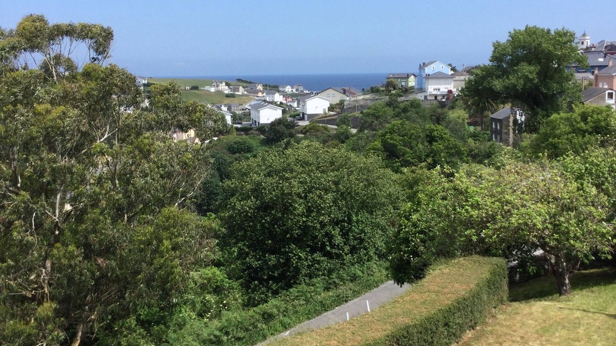 Loza Villa | Spacious Asturian style villa with sea views and local beach.