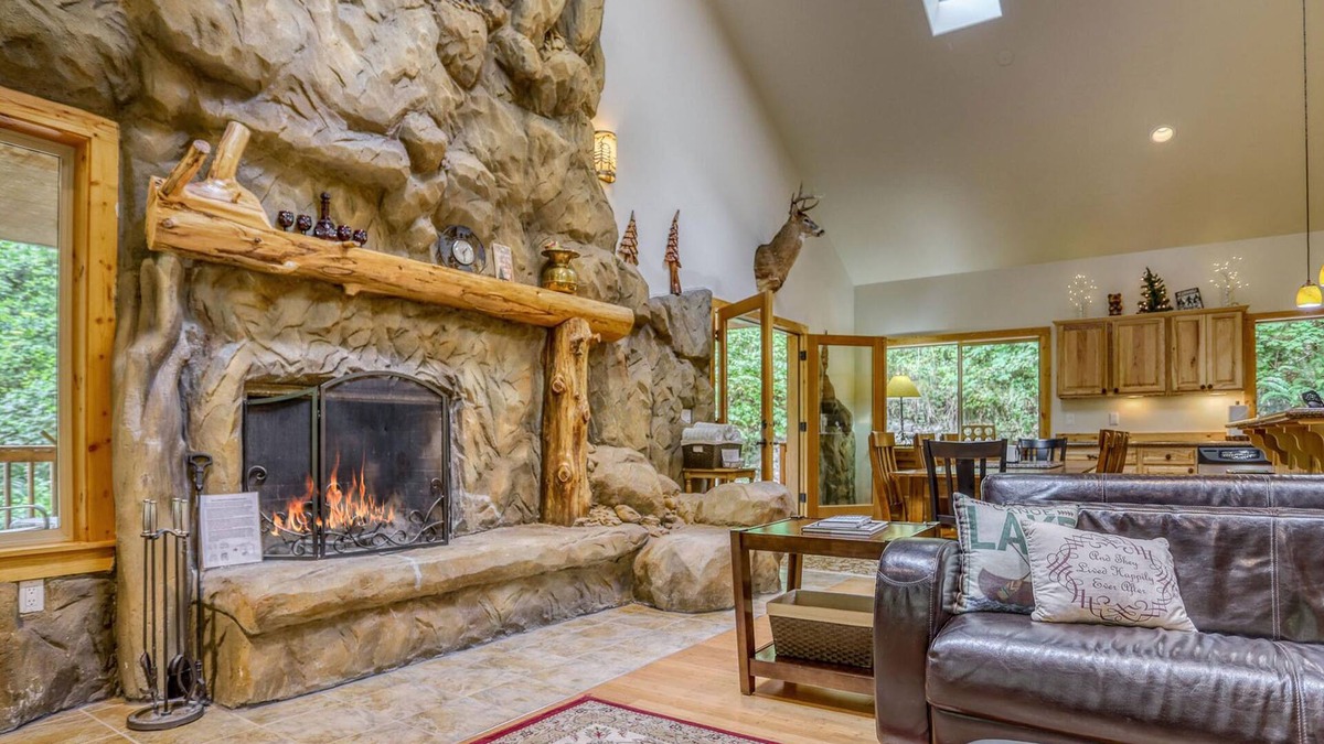 Zigzag Cabin | Spacious Barlow Trail Lodge, 2 fireplaces, media room, hot tub