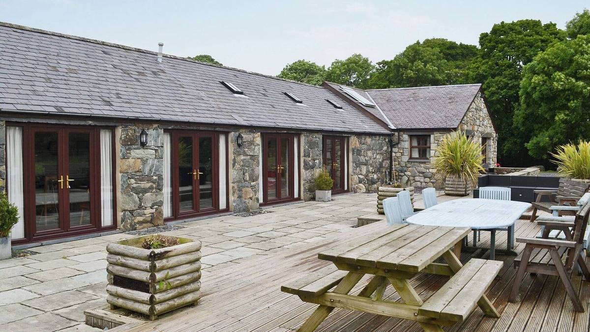 Llanfaglan Cottage | Spacious barn conversion with a riverside location.