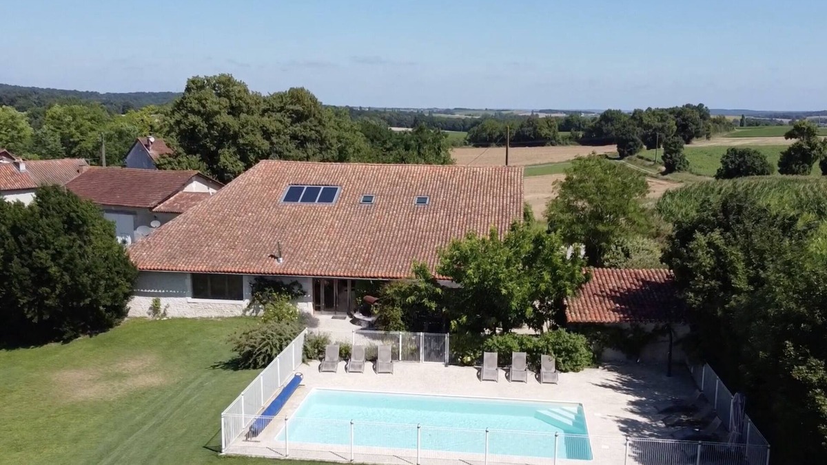 Bonnes House | Spacious Barn Conversion for 12 , with swimming pool near Aubeterre-sur-Dronne