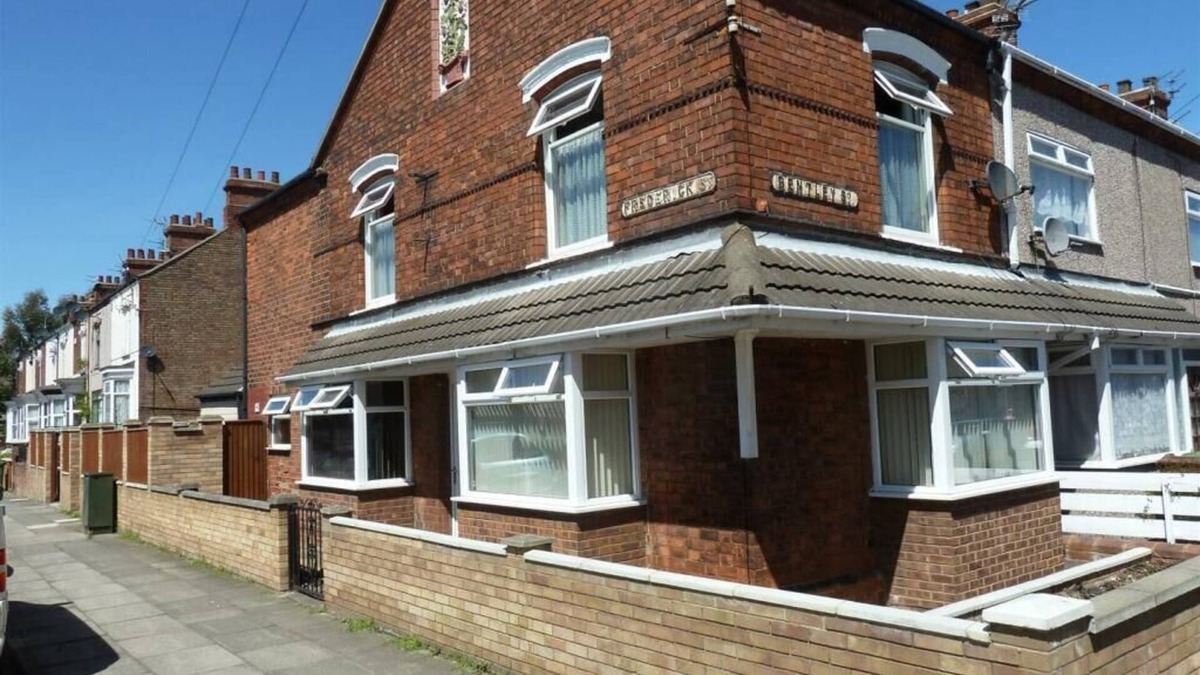 Cleethorpes House | Spacious Beachfront Retreat with Parking | Your Perfect Getaway