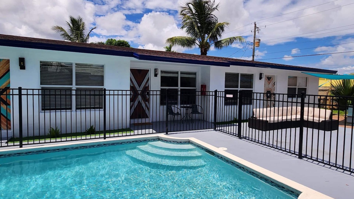 Central Oakland Park Villa | Spacious & Beachy House, Private patios & Pool. Near Ft.Lauderdale Beach!