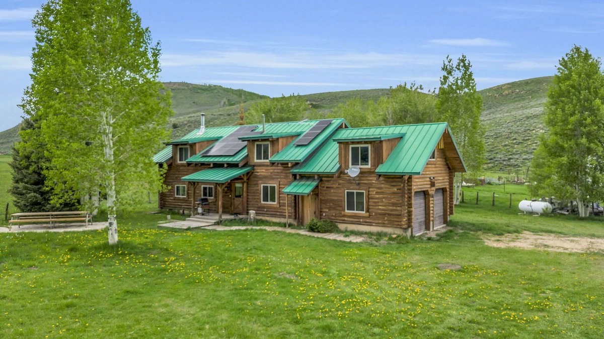 Scofield Cabin | Spacious Beautiful Log Cabin Accessible Year Round