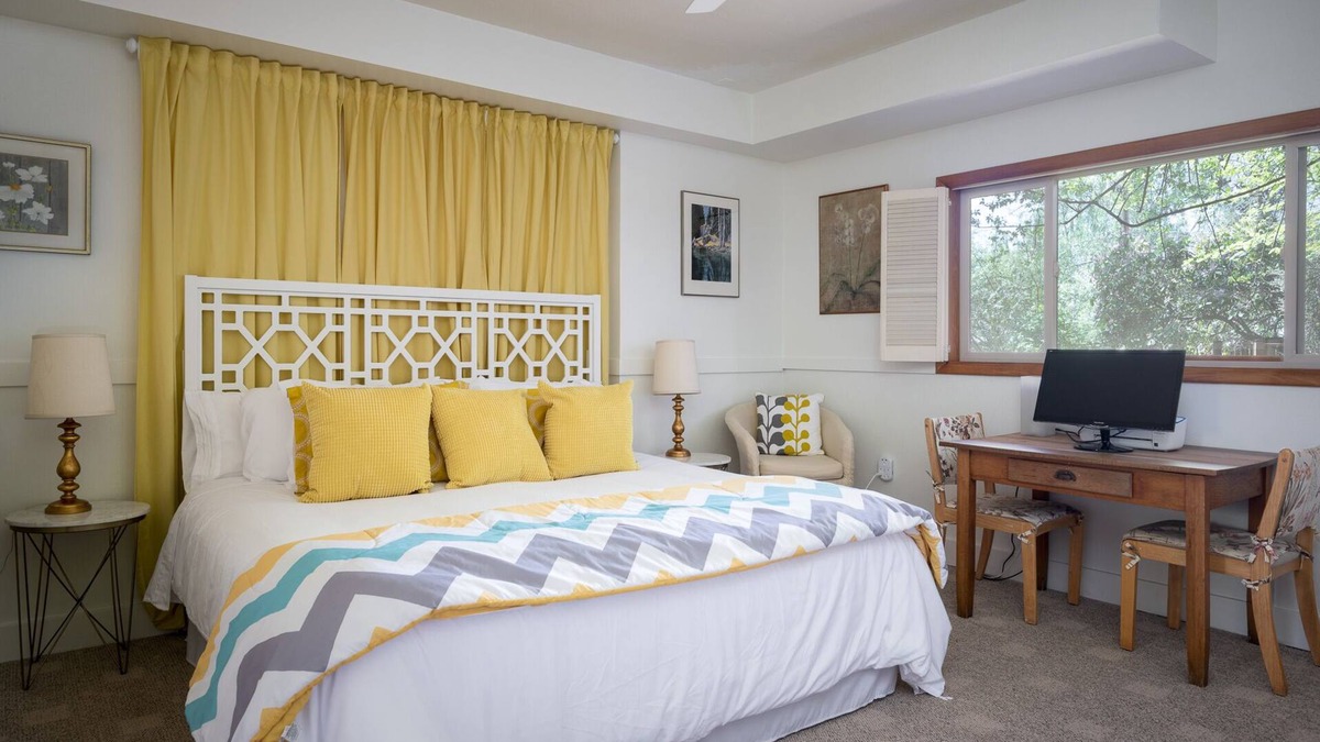 Portland House | Spacious, Beautiful & Private Hillside Oasis, SW Hills PDX with Free Coffee!