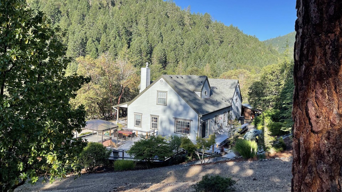 Jacksonville House | Spacious Beautiful Home in Forest, Mountain Views, 5 Min. to Jacksonville, PETS!