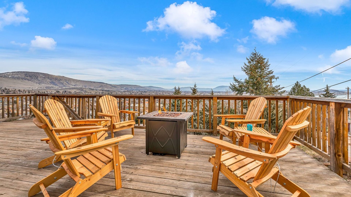 Downtown Klamath Falls House | Spacious - Big Views - Hot Tub - 4 King Beds - Near Crater Lake - Dog Friendly