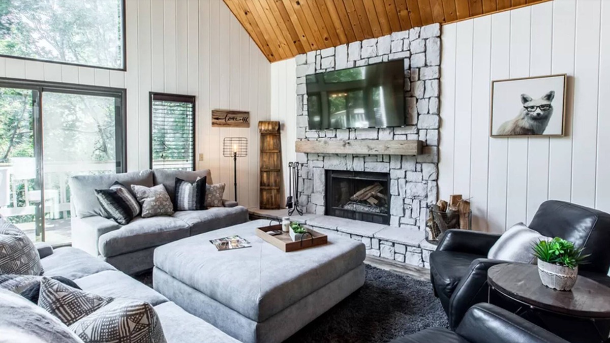 Blue Jay House | SPACIOUS BLUE JAY CABIN WITH VAULTED CEILINGS!