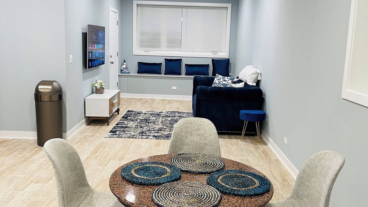 South Austin Apartment | Spacious brand new condo - 15 mins from downtown Chicago! Sleeps 4