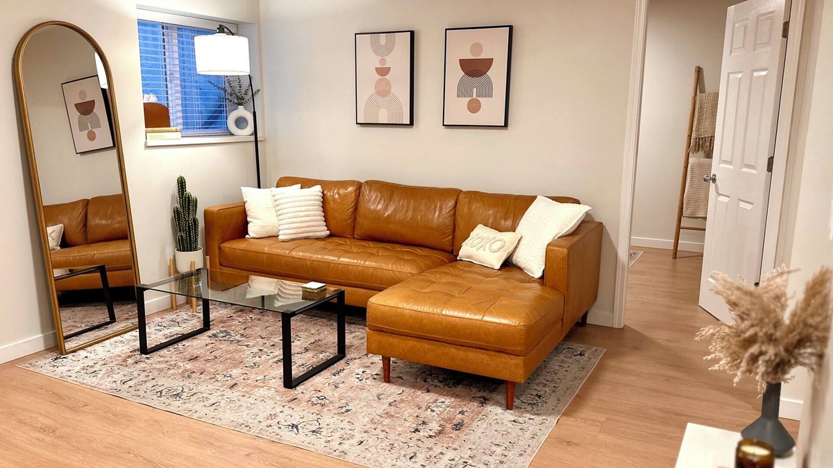 Walnut Grove House | Spacious & bright 2 bedroom suite with full kitchen and in-suite laundry!