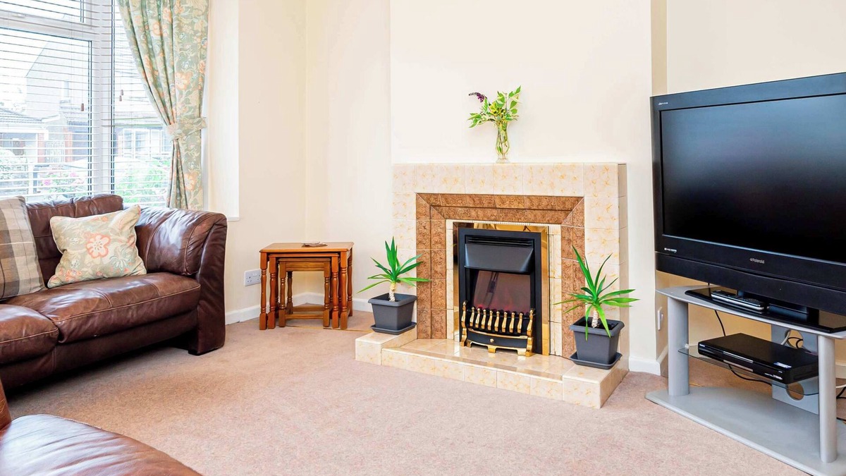 Swindon House | Spacious & Bright 2 Bed Home in Swindon w Parking
