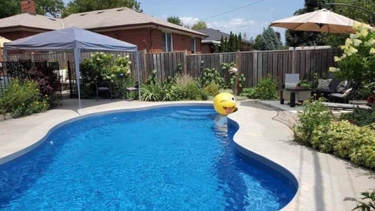 Etobicoke House | Spacious bright 2BD with Pool, 2 free parking-Ideal for longe stays