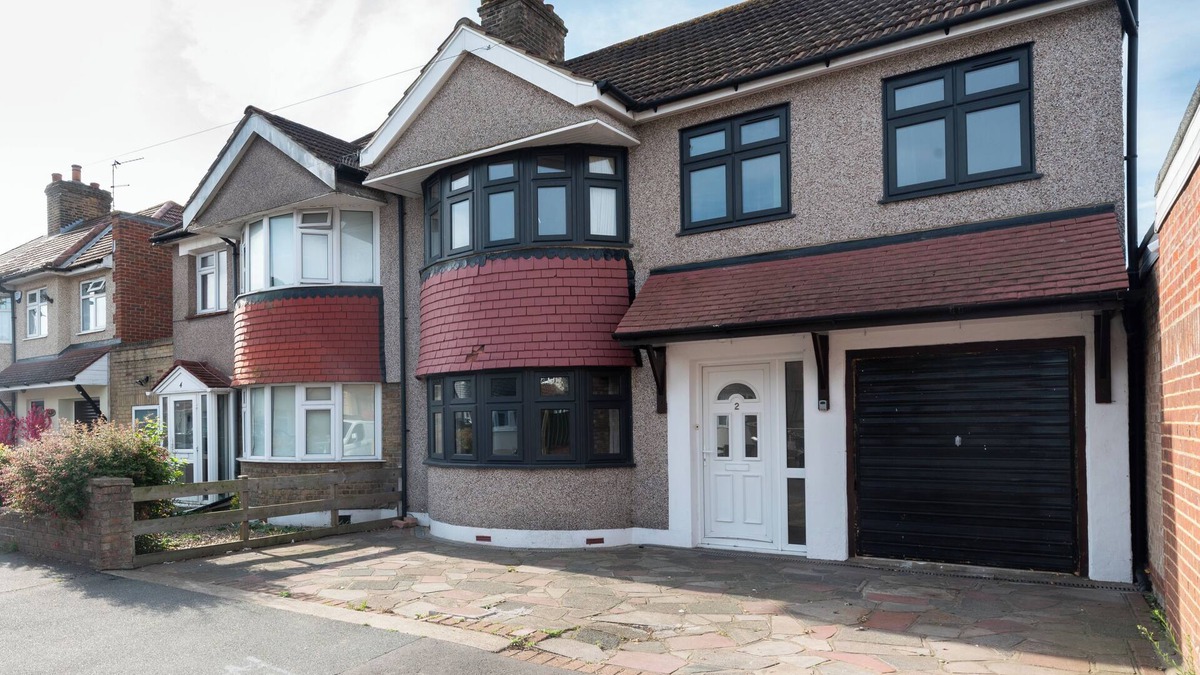 St. Michael's House | Spacious & Bright 4-Bed Family House + Parking