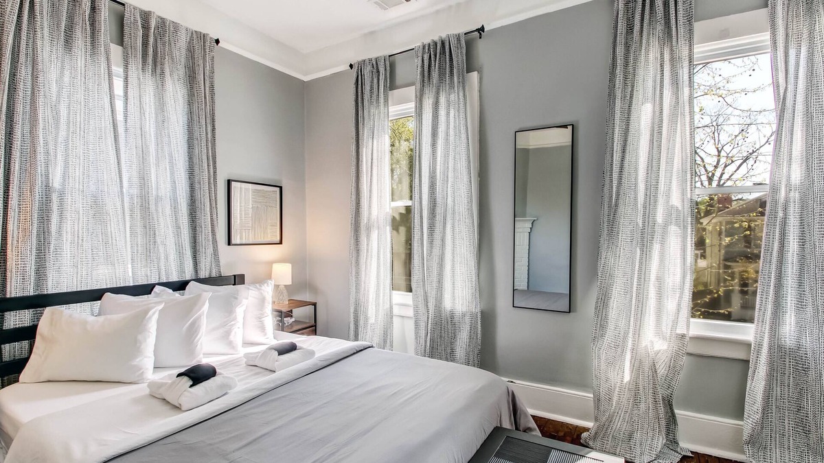 Dixon Park Apartment | Spacious & Bright Park Side 2BDR ★ Downtown Victorian District