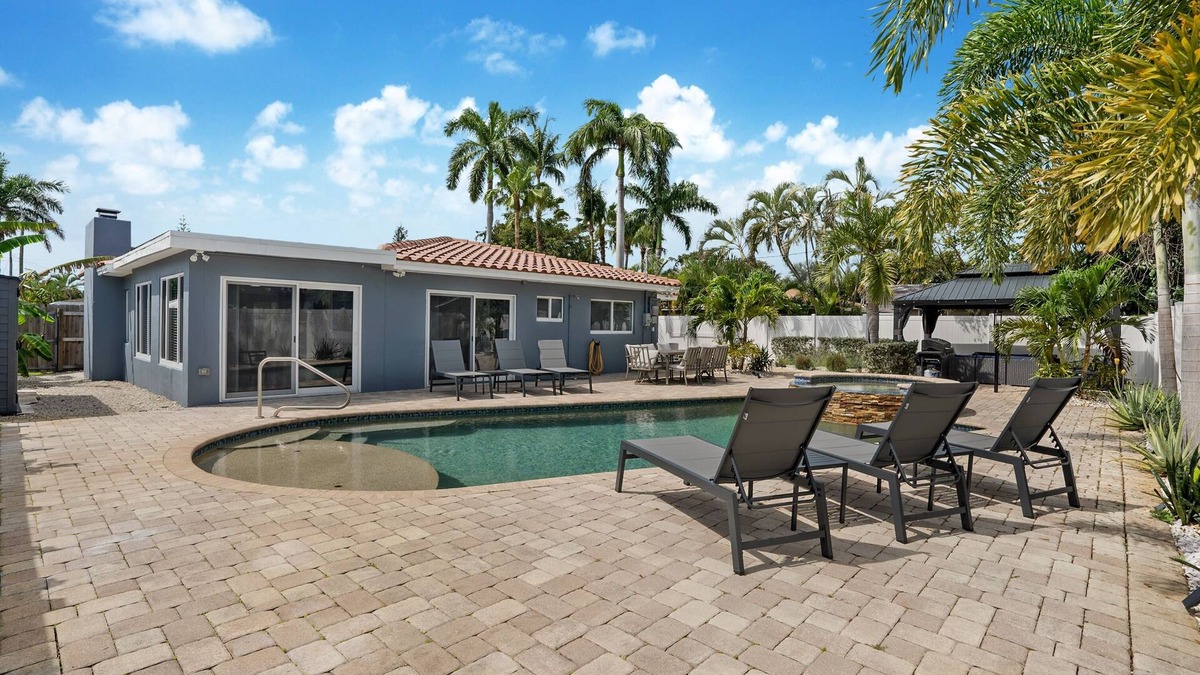 North Andrews Gardens House | Spacious Bright Dream Home & Pool in Oakland Park