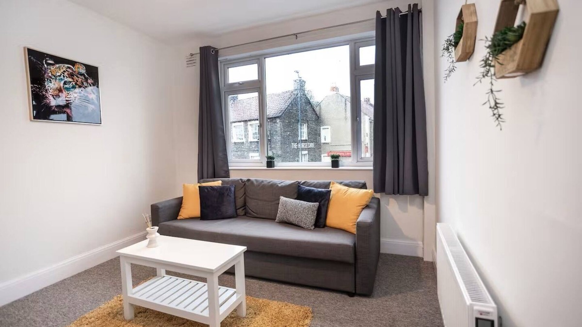 Staple Hill Apartment | Spacious Bristol Flat, 3 Bedrooms, Sleeps upto10-Ideal for Contractors