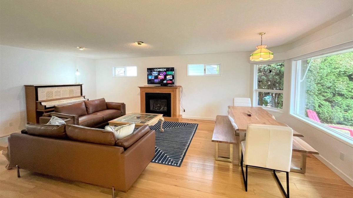Salmon Arm House | Spacious Bungalow w/ Private Pathway to Shuswap Lake. Comes with Buoy!