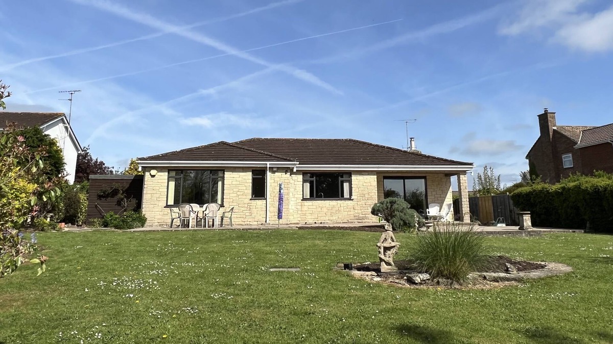 Hilperton House | Spacious bungalow with large private garden