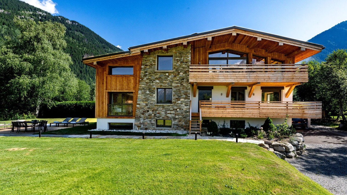 Les Praz-de-Chamonix Ski Chalet | Spacious chalet + clean & breakfast services daily