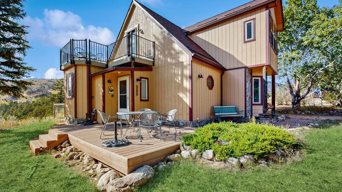 Drake House | Spacious cabin with stunning views, wifi, fully stocked kitchen & W/D