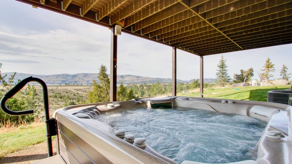 Helena House | Spacious Canyon Ferry Lake House with Bar & Views!
