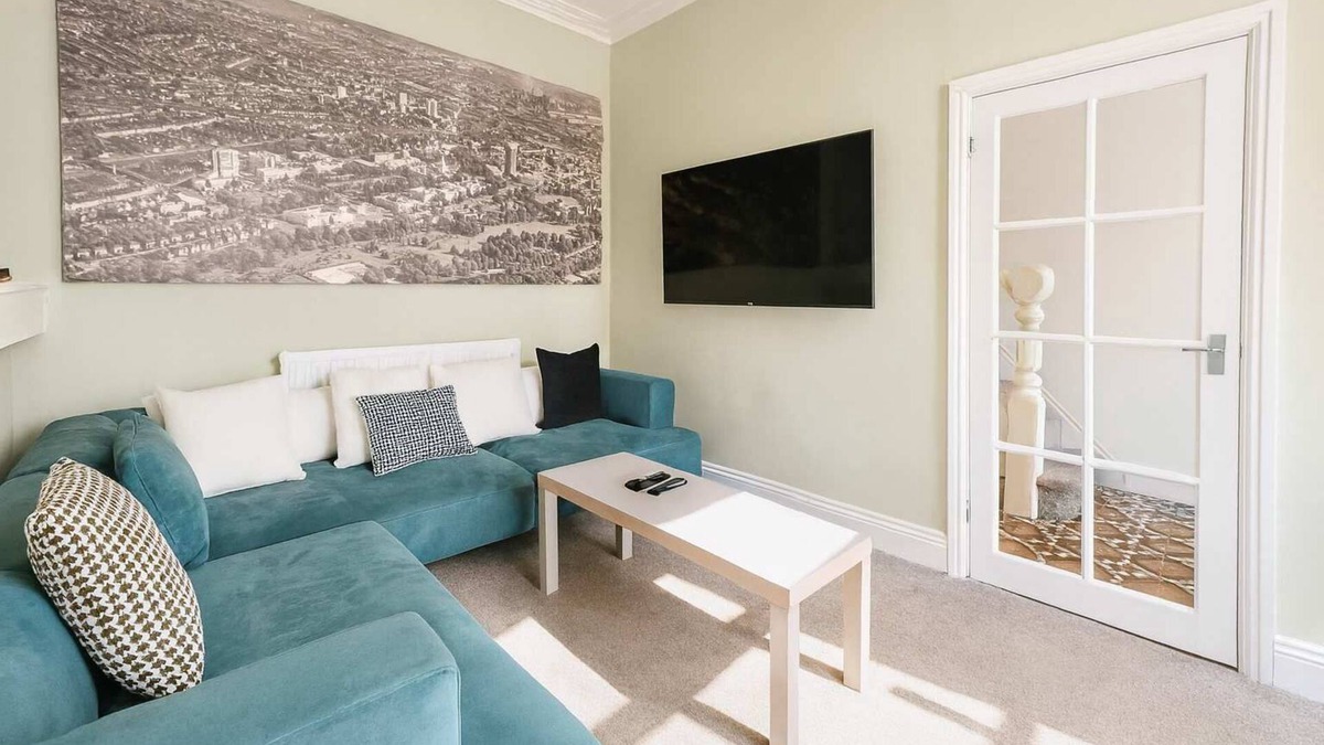 Grangetown House | Spacious Cardiff Home for 12 + Parking + Hot Tub