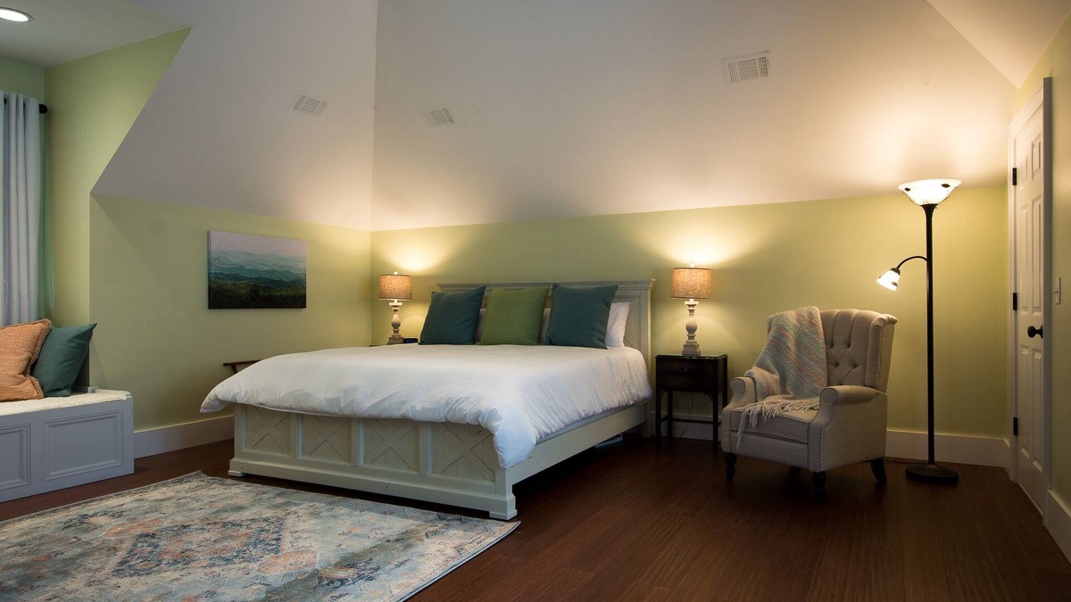 Beaufort Apartment | Spacious Carriage House with Pool & King Bed