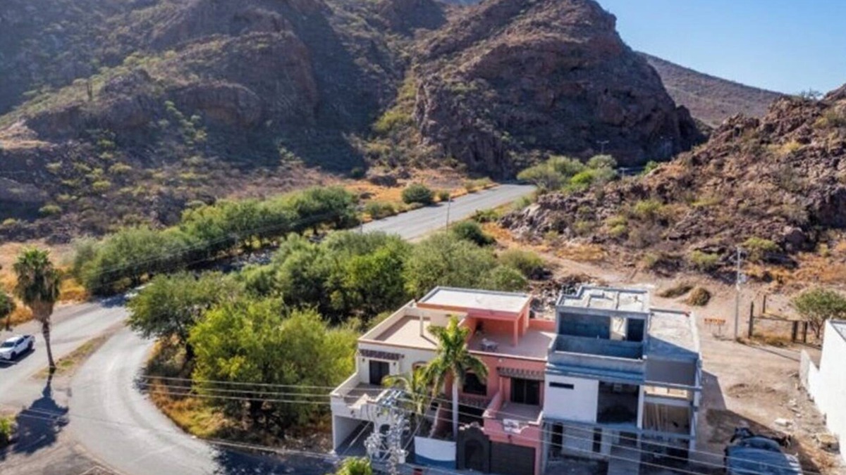 San Carlos House | Spacious Casa, Mountain Views, Close to beaches!