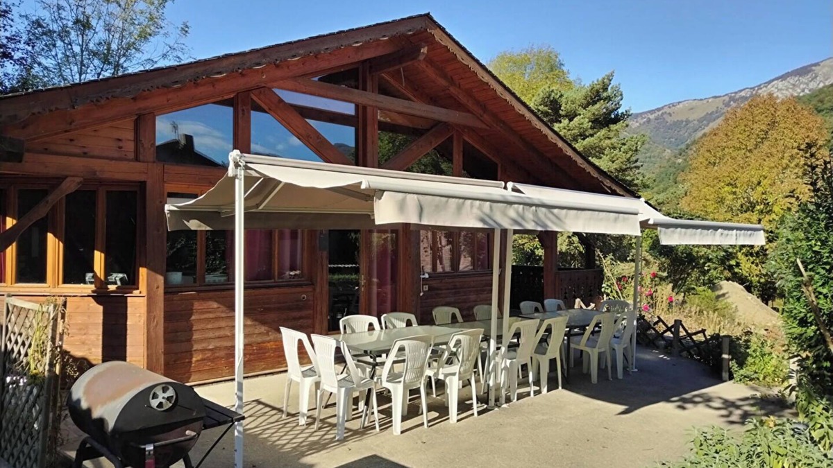 Saint-Beat Ski Chalet | Spacious chalet sleeps 15